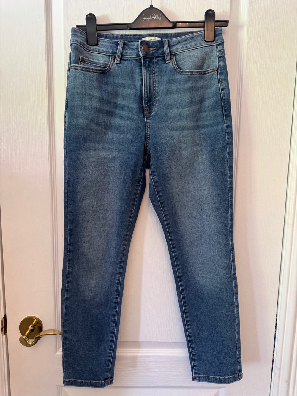 RW&CO. (Size 4-6)High-Rise Slim Cropped Tappered Blue Jeans. In Seam 24”.
